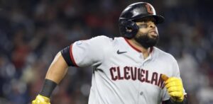 Jonrón de 3 carreras de Carlos Santana ayuda a los Guardianes a vencer a los Nacionales 9-1
