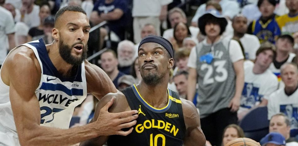Warriors superan a Wolves en inicio de segunda ronda pese a la salida de Curry por lesión en muslo