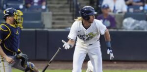 Jankowski impulsa carrera del triunfo de Rays, 3-2 sobre Cerveceros tras raras demoras por lluvia