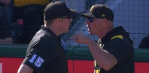Dirigente Dom Kelly es expulsado en apenas su segundo partido al frente de los Piratas