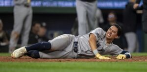Se llevaron a Oswaldo Cabrera en una ambulancia tras barrida en juego contra los Marineros