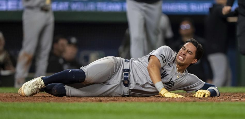 Se llevaron a Oswaldo Cabrera en una ambulancia tras barrida en juego contra los Marineros