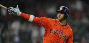 Jeremy Peña y Paredes dan vuelacercas en triunfo de los Astros sobre KC