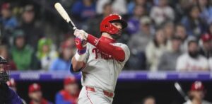 Schwarber batea su cuadrangular 300, Filis remontan y vencen