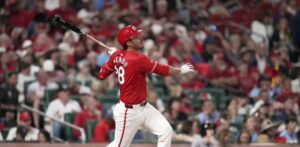 Triple de Arenado con bases llenas guía Cardenales a superar Diamondbacks