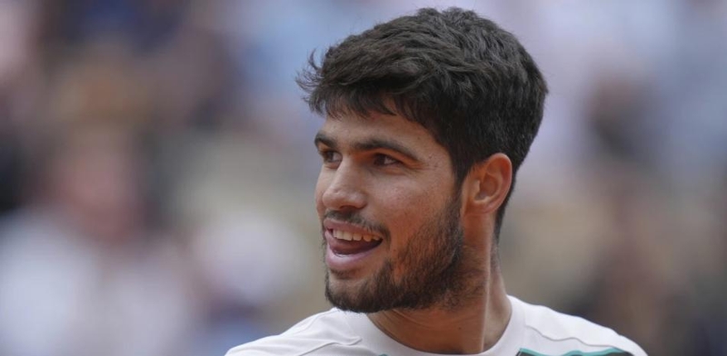 Carlos Alcaraz e Iga Swiatek inician con buen pie la defensa de sus títulos en el Abierto de Francia