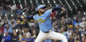 Freddy Peralta en gran apertura y los Cerveceros superan a los Cardenales