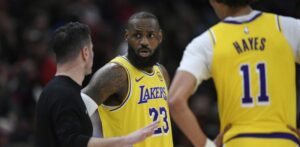 LeBron James ejerce su opción de jugador y renueva por 52.6 millones y un año con Lakers