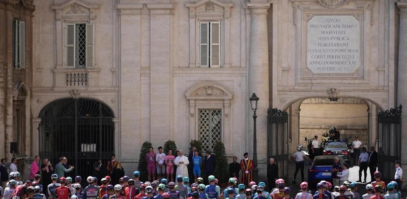 El papa León XIV bendice a los ciclistas del Giro antes de la etapa final