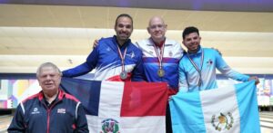 Premian a los ganadores del campeonato Centroamericano de boliche