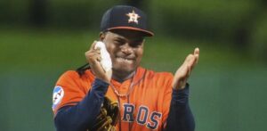 Valdez amplía racha personal a 5 victorias; Astros vencen Piratas tras larga demora