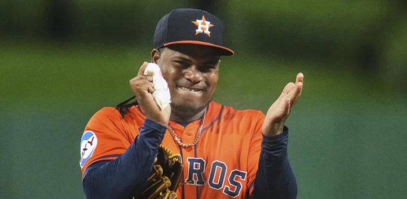 Valdez amplía racha personal a 5 victorias; Astros vencen Piratas tras larga demora
