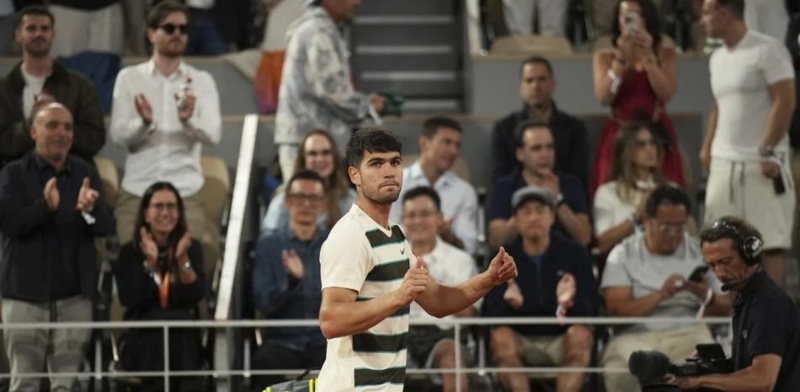 Alcaraz avanza a la final tras retiro de Lorenzo Musetti en el cuarto set