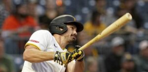 Bryan Reynolds con bases llenas lleva a los Piratas a su cuarta victoria consecutiva