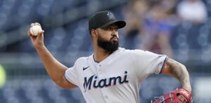 Alcántara lanza 6 entradas en blanco y los Marlins superan a los Piratas 3-2