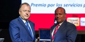 Gilberto García, presidente de la Federación Dominicana de Judo, recibe una alta distinción