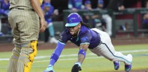 Carroll y Naylor conducen a los Diamondbacks a vencer a los Padres