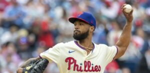Sánchez lanza bien, pero sale sin decisión en juego Filis vencen Toronto