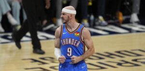 Él no es Batman, es Alex Caruso, el intenso jugador de Oklahoma