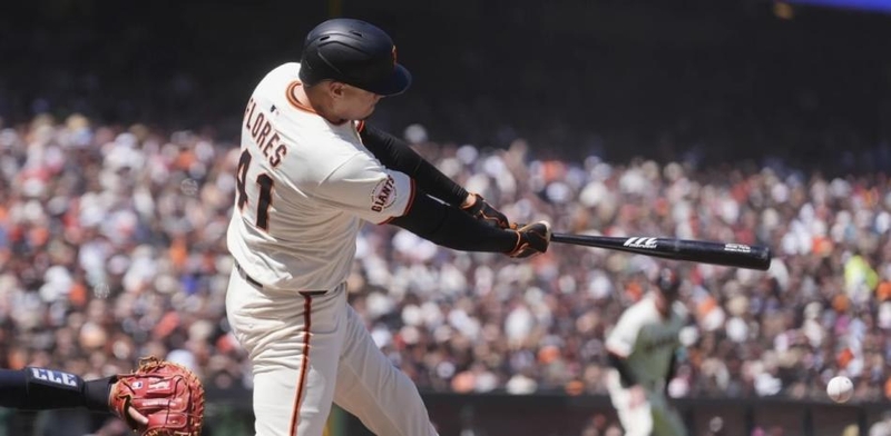 Webb y Flores conducen Gigantes a superar a los Guardianes