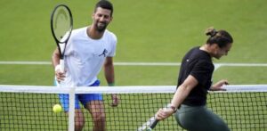 Djokovic interrumpe rueda de prensa de Sabalenka en Wimbledon para "aconsejarla"