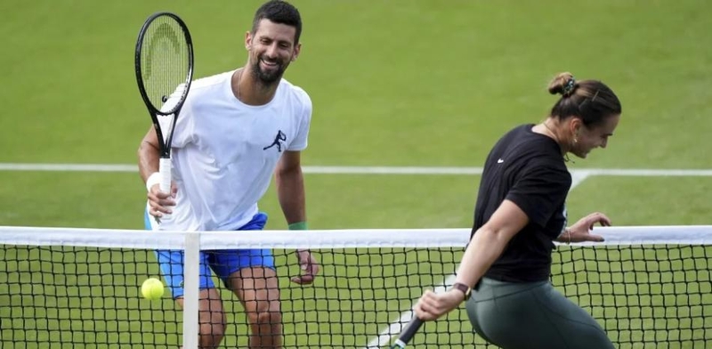 Djokovic interrumpe rueda de prensa de Sabalenka en Wimbledon para "aconsejarla"