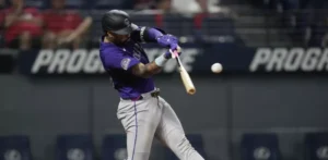 Rockies anotan cuatro en la novena para superar a los Guardianes, Bernabel batea jonrón y doble