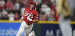 Spencer Steer conecta triple y guía a los Rojos sobre Dodgers; Ohtani sale por rigidez