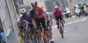 Arensman gana la etapa más dura del Tour de Francia tras un agotador esfuerzo en solitario