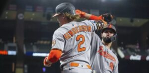 Orioles vencen 10-6 a Rangers en 11 entradas, Laureano da cuatro hits, Gary Sánchez empuja tres