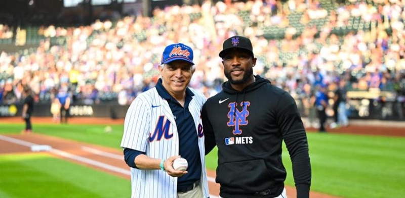 Doctor Ramón Tallaj lanzó primera bola en el Citi Field de Nueva York