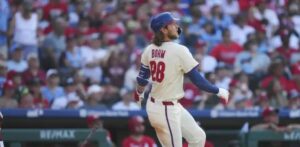 Bohm y Schwarber conectan jonrones para llevar a los Filis 5-1 sobre los Rojos