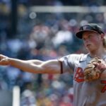 Jonrón de Holliday ayuda a Orioles a completar barrida sobre Bravos