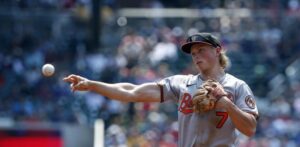 Jonrón de Holliday ayuda a Orioles a completar barrida sobre Bravos