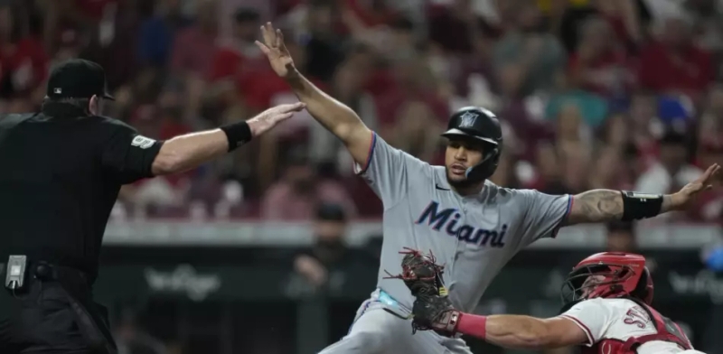 Ramírez da cuadrangular y doble, Junk brilla en la victoria de los Marlins sobre los Rojos por 5-1