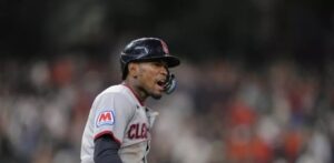 Ángel Martínez, con un grand slam en la entrada 10, da el triunfo a los Guardianes sobre los Astros