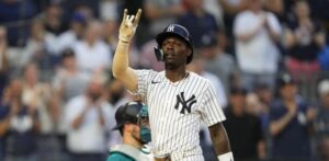 Chisholm pega dos jonrones y Schlittler gana en debut con los Yankees