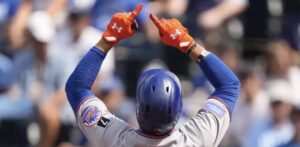 El jonrón de 435 pies de Juan Soto le da a los Mets una victoria de 3-1 sobre los Reales
