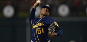 Los Cerveceros derrotan Dodgers, Peralta ganan séptima salida seguida