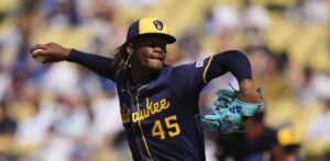 Cerveceros superan 6-5 a Dodgers para su 10ma victoria consecutiva y barren