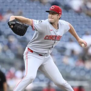 Nick Lodolo lanza su primer juego completo y Rojos blanquean 5-0 a Nacionales, Espinal pega dos hits