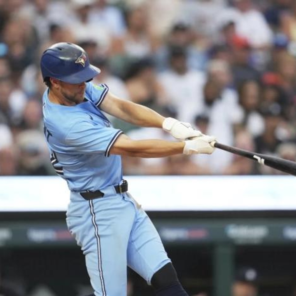 Ernie Clement conecta jonrón y guía a Azulejos sobre Tigres; Vladdy Jr. pega doble