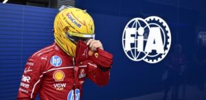 Hamilton se siente inútil, sugiere cambio de piloto en Ferrari tras pole de su compañero