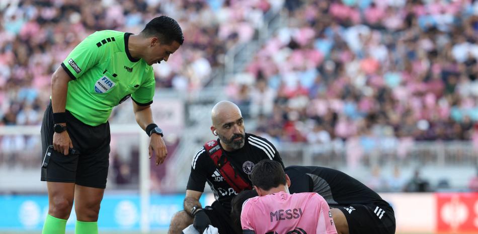 Messi se lesiona y abandona partido con Necaxa en el minuto 11