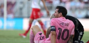 Messi sintió una "molestia" en el isquiotibial que lo obligó a retirarse del partido contra Necaxa