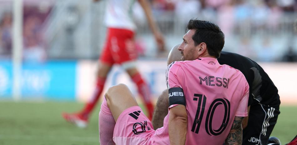 Messi sintió una "molestia" en el isquiotibial que lo obligó a retirarse del partido contra Necaxa