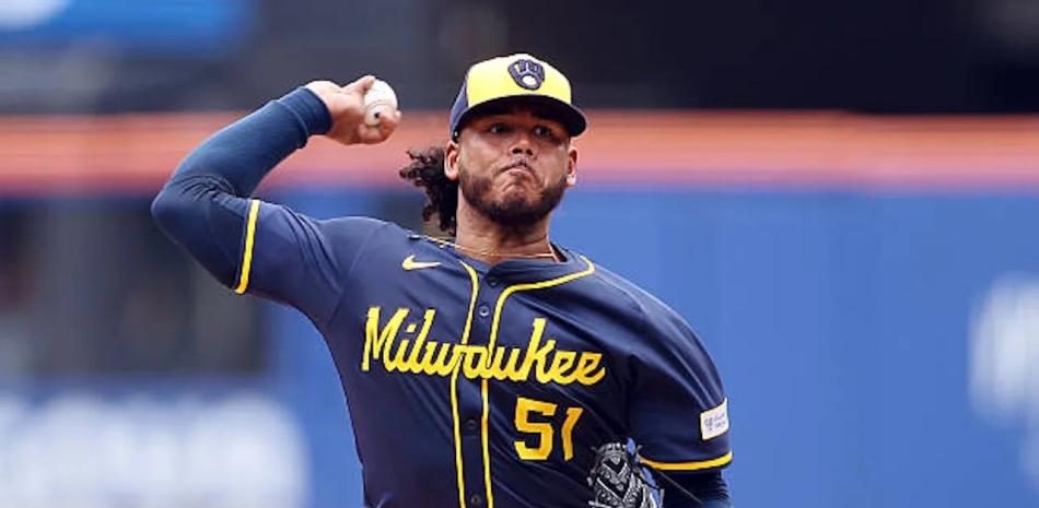 Freddy Peralta lanza cinco entradas y los Cerveceros vencen a Bravos