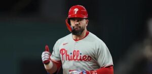 Kyle Schwarber dispara su vuelacercas 42 y los Filis derrotan 4-1 a los Rojos