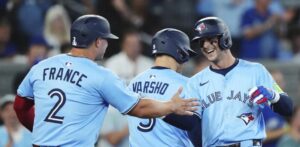 Clemens, Varsho y Vladimir Jr. conducen Toronto a la victoria sobre los Cubs