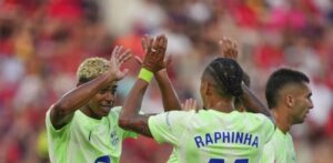 Barcelona inicia la defensa de su título con goles de Raphinha y Yamal